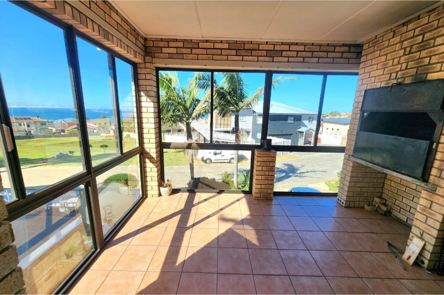 6 Bedroom Property for Sale in Wavecrest Eastern Cape